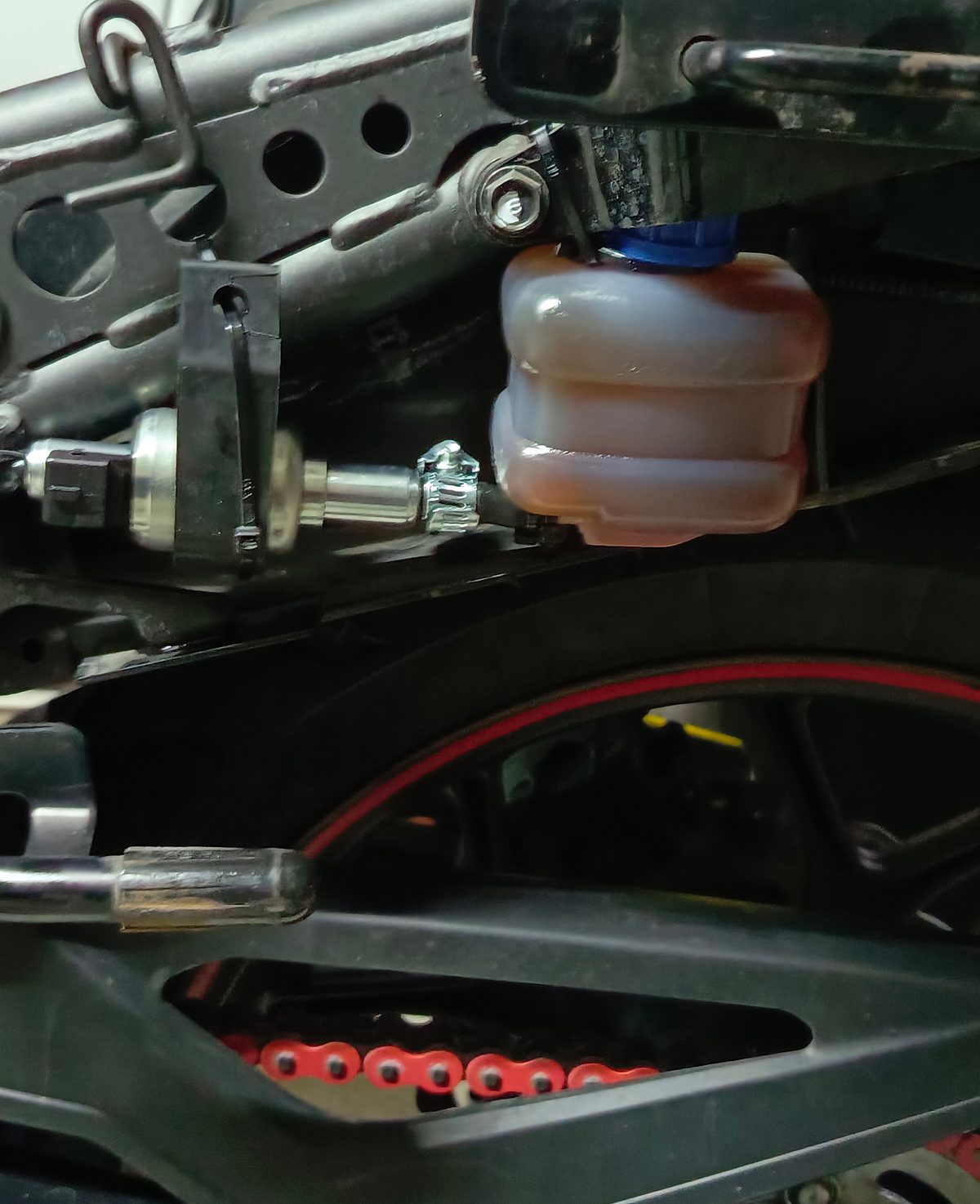 Zbiornik i pompa zamontowane w Hondzie CTX700 za boczną owiewką