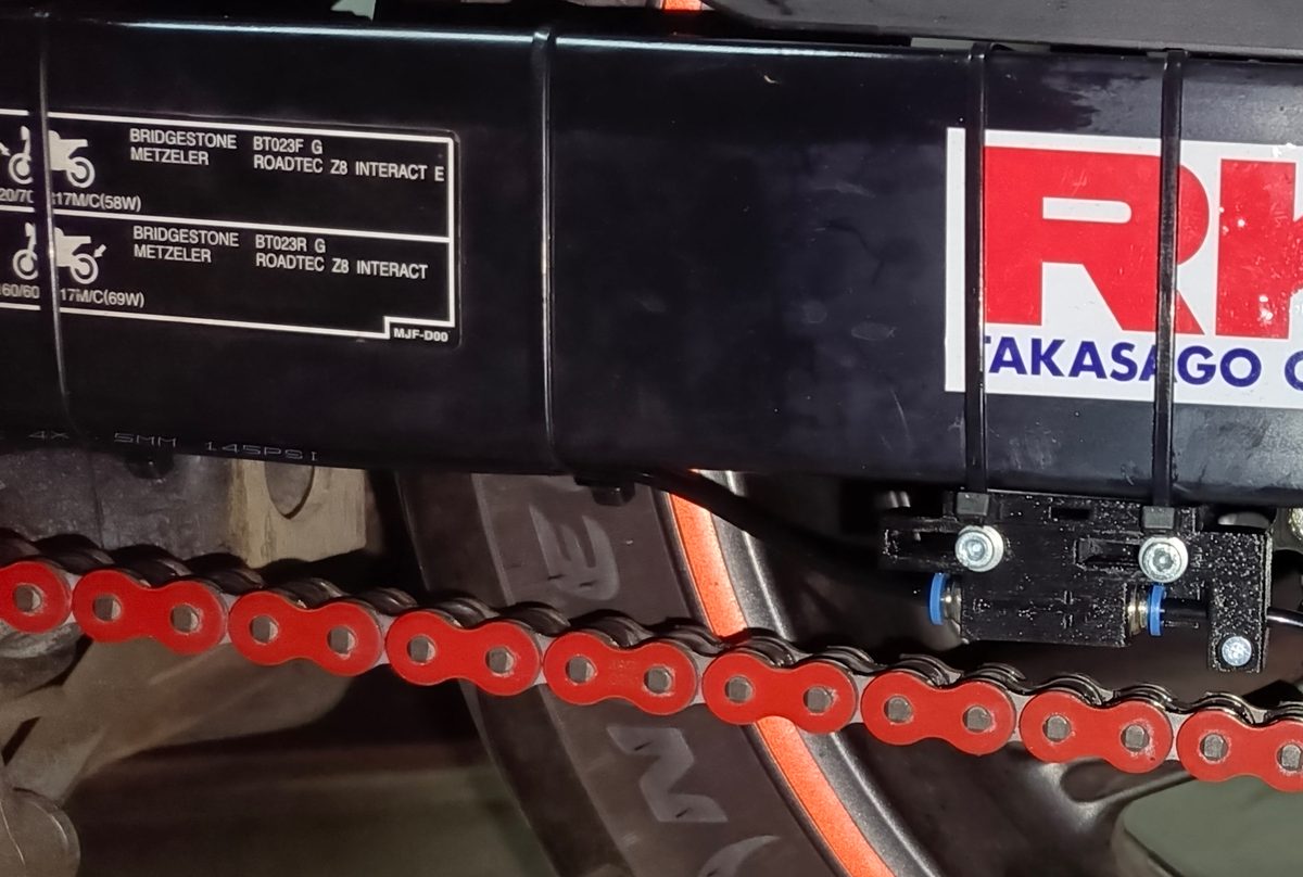 Aplikator z zaworem jednokierunkowym przy łańcuchu